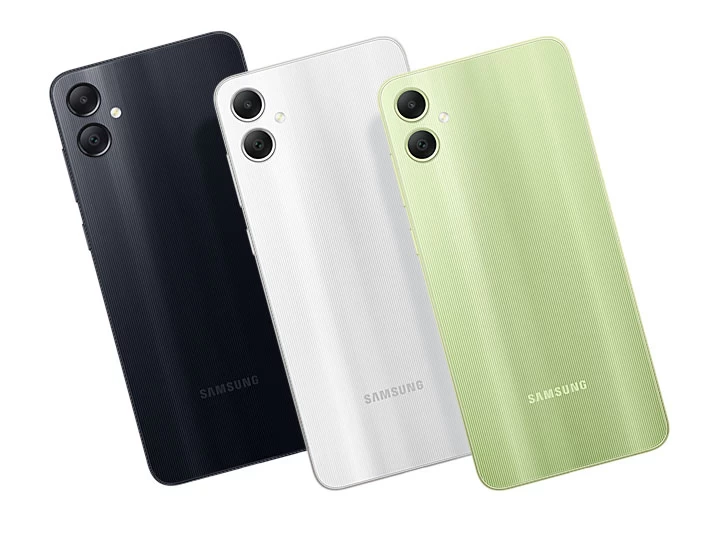 Aparecem vários dispositivos Galaxy A05 alinhados para mostrar suas opções de cores.