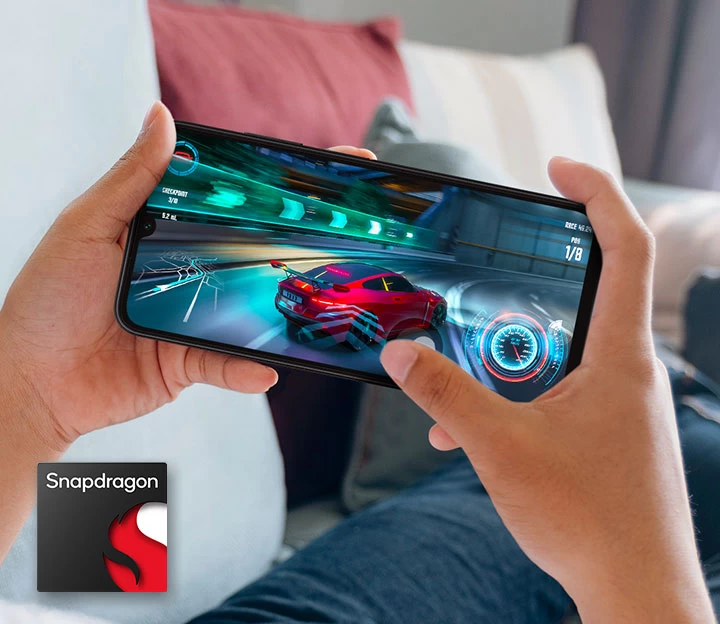 Duas mãos segurando um Galaxy A05s mostram uma gameplay de corrida na tela. No canto inferior esquerdo, o logotipo da Snapdragon® é mostrado.