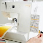 Máquina de Costura Portátil Pfaff Passport 3.0 100 Pontos Bivolt Branca para Uso Doméstico