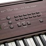Teclado Musical Yamaha PSR-E360DW Dark Walnut com 61 teclas e Teclas sensíveis ao toque
