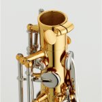 Saxofone Tenor Yamaha YTS26 com Afinação em Sí Bemol acabamento Laqueado Dourado e Apoio de Polegar 